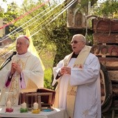 Bp Andrzej F. Dziuba i ks. Stanisław Banach sprawują Mszę św.