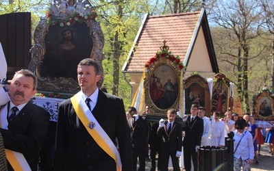 W pieszym wędrowaniu towarzyszyły pątnikom feretrony