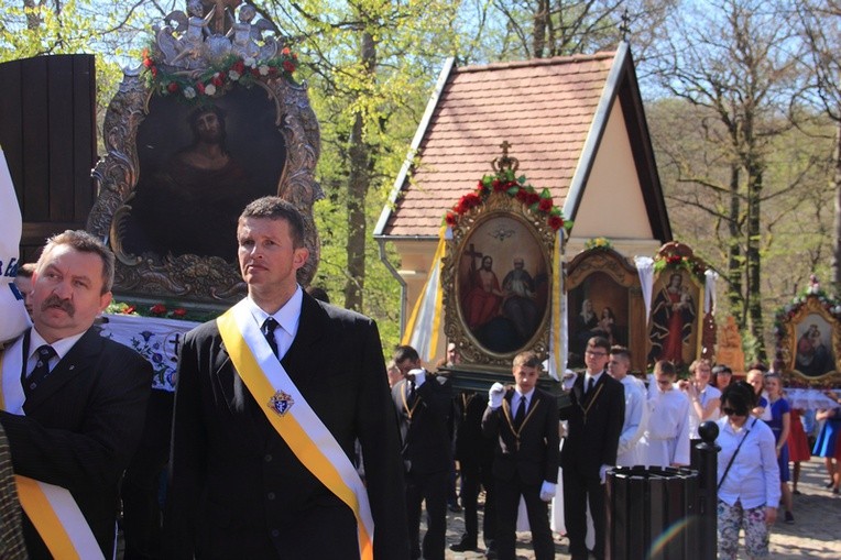 W pieszym wędrowaniu towarzyszyły pątnikom feretrony