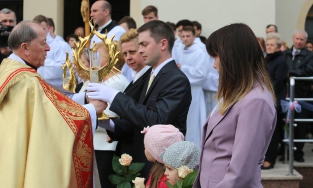 Relikwie św. Faustyny i św. Jana Pawła II przynieśli przed ołtarz przedstawiciele rodzibn małokoziańskiej parafii