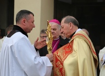 Znaki Bożego Miłosierdzia wraz z parafianami powitał bp senior Tadeusz Rakoczy