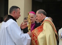 Znaki Bożego Miłosierdzia wraz z parafianami powitał bp senior Tadeusz Rakoczy