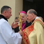 Znaki Bożego Miłosierdzia wraz z parafianami powitał bp senior Tadeusz Rakoczy