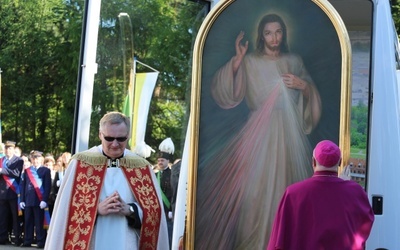 Powitanie obrazu Jezusa Miłosiernego przed kościołem parafialnym