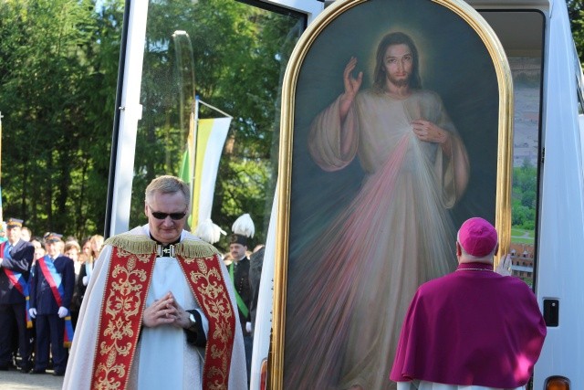 Powitanie obrazu Jezusa Miłosiernego przed kościołem parafialnym