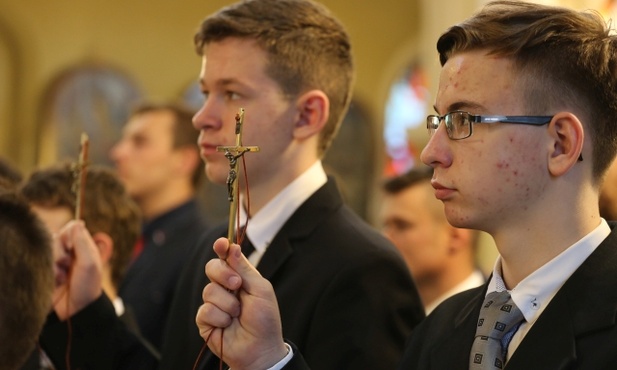 Bp Greger poświęcił krzyże młodych parafian, którzy otrzymali bierzmowanie