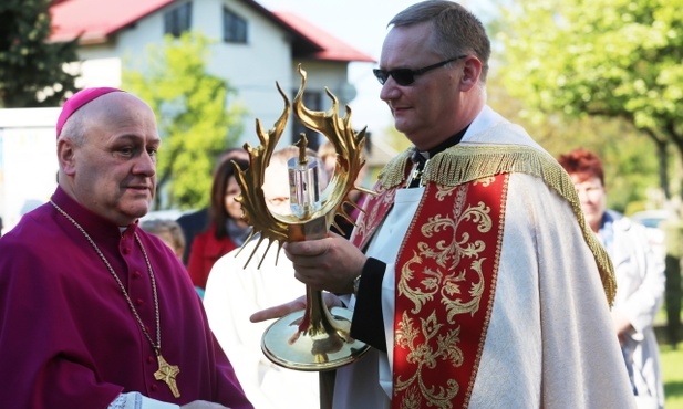 Jako pierwi relikwie apostołów Bożego Miłosierdzia ucałowali: ks. Jacek Urbaczka i bp Piotr Greger