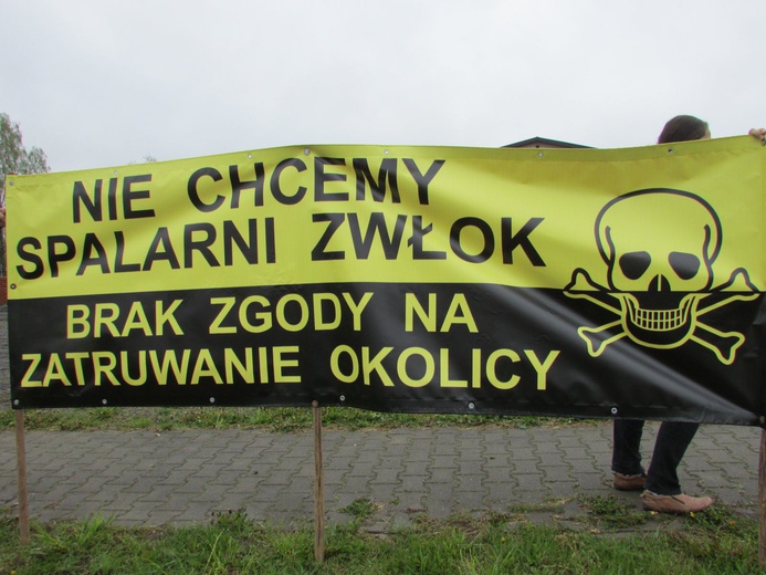 Protest mieszkańców Czerniejowa przeciwko powstającej spopielarni zwłok