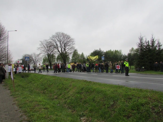 Protest mieszkańców Czerniejowa przeciwko powstającej spopielarni zwłok