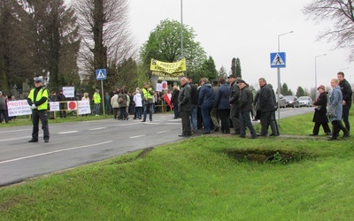 Protest mieszkańców Czerniejowa przeciwko powstającej spopielarni zwłok