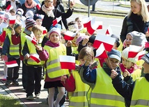 Nauczyciele pracujący z najmłodszymi przyznają, że dzieci chętnie biorą udział w uroczystościach patriotycznych.