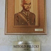 Szkoła w Łącznie szczyci się jedynym w Polsce wizerunkiem rotmistrza wykonanym techniką intarsji.