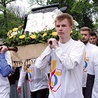 Niesienie relikwii  św. Jana Pawła II, patrona ŚDM,  było dla młodzieży dużym zaszczytem i wyróżnieniem.