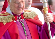 Biskup Ignacy Dec podczas procesji ku czci św. Stanisława w Świdnicy.