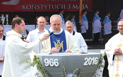 W Rawie majowe uroczystości połączono z 1050. rocznicą chrztu Polski. Wierni przy jubileuszowej chrzcielnicy odnowili przyrzeczenia chrzcielne.