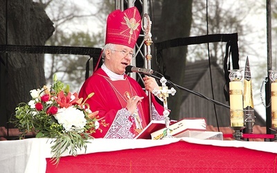 Bp Andrzej F. Dziuba głosi homilię.