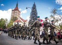 Pochód przez Olsztyn prowadziły  kompanie honorowe  i poczty sztandarowe.