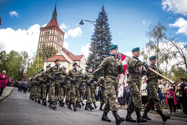 Pochód przez Olsztyn prowadziły  kompanie honorowe  i poczty sztandarowe.