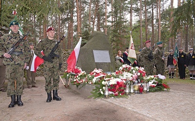 	Honorową wartę w miejscu śmierci bohatera zaciągnęła Kompania 25. Batalionu Kawalerii Powietrznej z Tomaszowa Mazowieckiego.