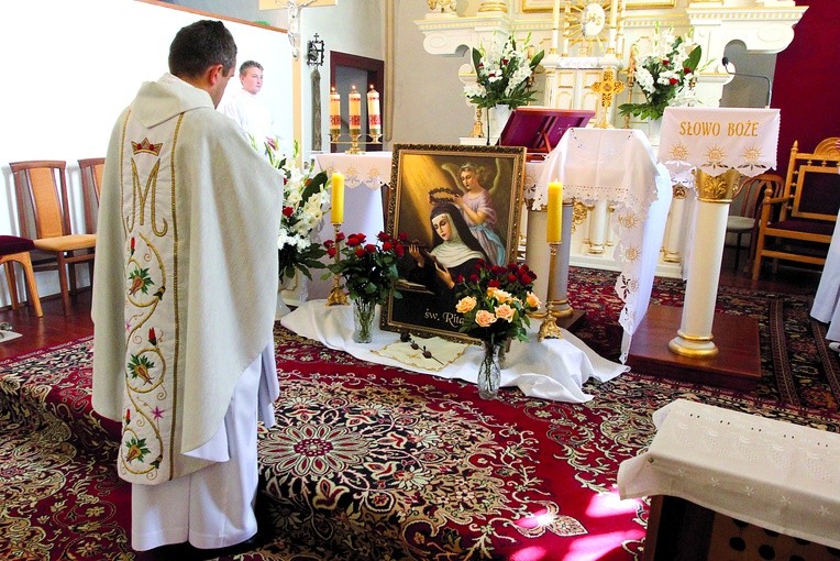 W obu świątyniach przed wizerunkami Rity przez cały rok stoją róże. Przynoszą je wierni wdzięczni za pomoc.