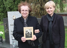 Regina i Maria, córki Łucji Stawinogi, ze ślubną fotografią rodziców  przed grobem Dulcissimy.