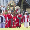 Mężczyźni ubrani w kontusze i szlacheckie czapki niosą obraz Matki Bożej, a kobiety w sukniach z epoki kroczą przed wizerunkiem Rokitniańskiej Pani. 