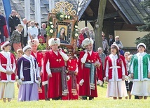 Mężczyźni ubrani w kontusze i szlacheckie czapki niosą obraz Matki Bożej, a kobiety w sukniach z epoki kroczą przed wizerunkiem Rokitniańskiej Pani. 