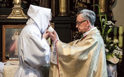 Ks. Piotr Lepszy, proboszcz parafii Wniebowzięcia NMP, zakłada szaty liturgiczne nowo wyświęconemu br. Makaremu