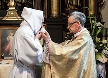 Ks. Piotr Lepszy, proboszcz parafii Wniebowzięcia NMP, zakłada szaty liturgiczne nowo wyświęconemu br. Makaremu