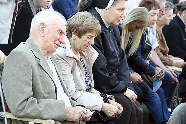 ▲	Nie wszyscy zmieścili się w sanktuarium. Większość znalazła miejsce przed telebimem ustawionym obok świątyni.