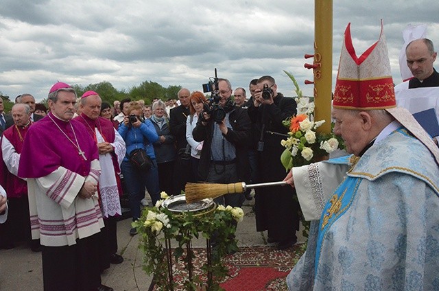 ▼	Odnowienie przyrzeczeń chrzcielnych nad brzegiem Wisły. 