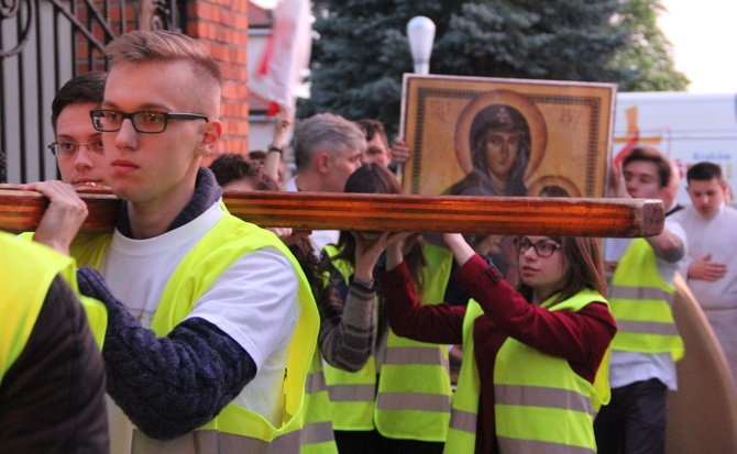 Symbole ŚDM w mieleckiej bazylice