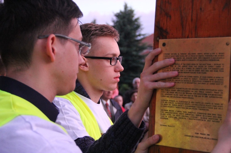 Symbole ŚDM w mieleckiej bazylice