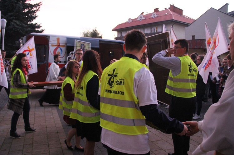 Symbole ŚDM w mieleckiej bazylice