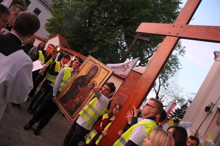 Symbole ŚDM w mieleckiej bazylice