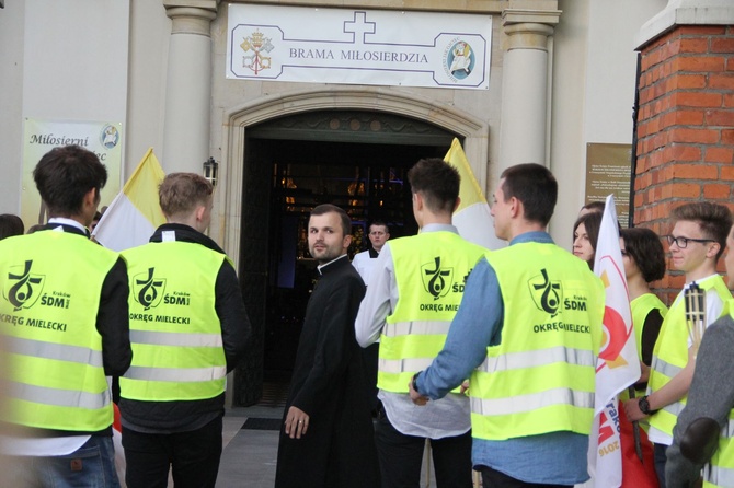 Symbole ŚDM w mieleckiej bazylice