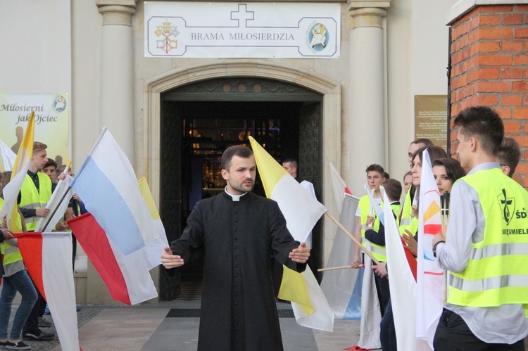 Symbole ŚDM w mieleckiej bazylice