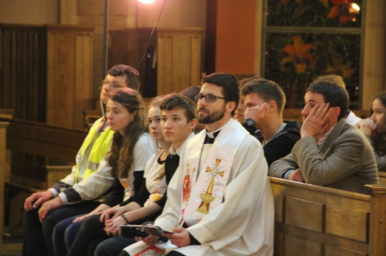 Procesja z symbolami ŚDM ulicami Mielca