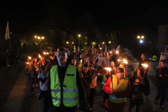 Procesja z symbolami ŚDM ulicami Mielca