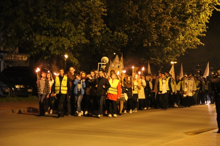 Procesja z symbolami ŚDM ulicami Mielca