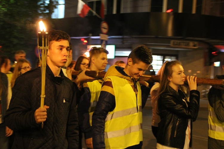 Procesja z symbolami ŚDM ulicami Mielca