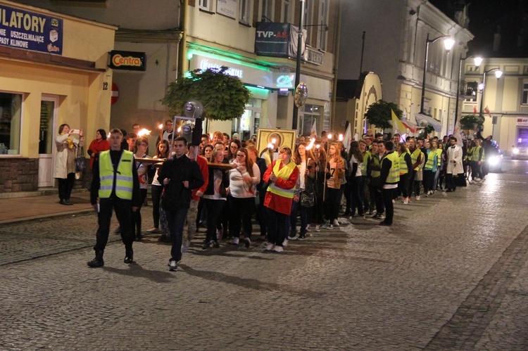 Procesja z symbolami ŚDM ulicami Mielca