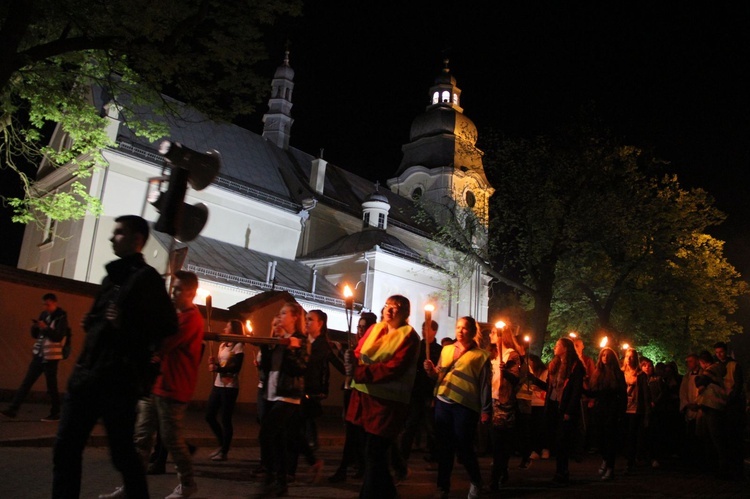 Procesja z symbolami ŚDM ulicami Mielca