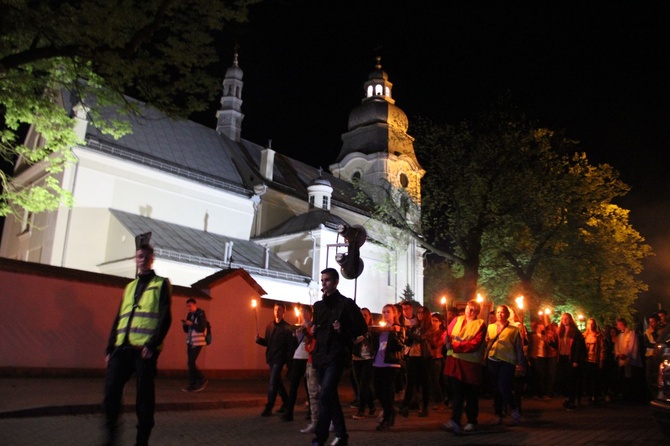 Procesja z symbolami ŚDM ulicami Mielca