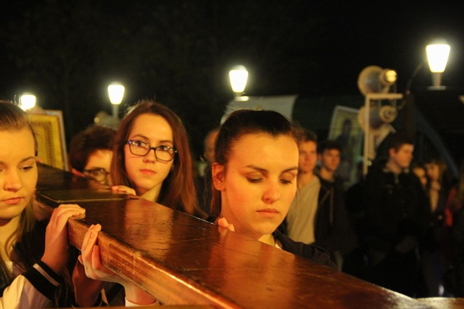 Procesja z symbolami ŚDM ulicami Mielca