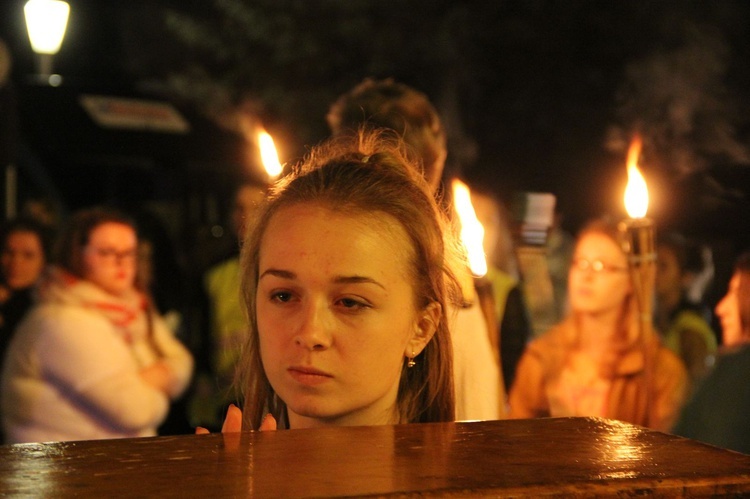 Procesja z symbolami ŚDM ulicami Mielca