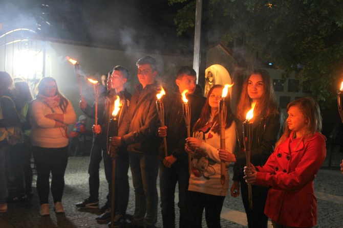 Procesja z symbolami ŚDM ulicami Mielca