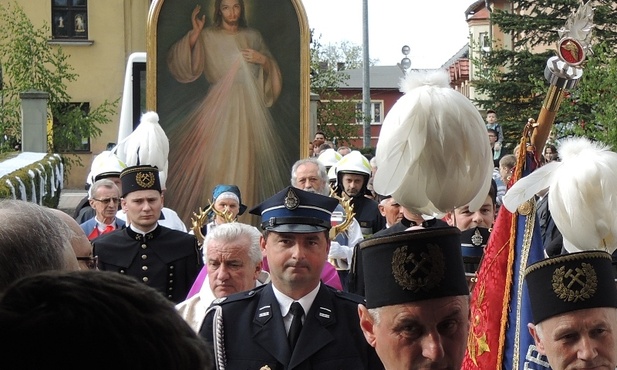 W procesji wniesiono Znaki Miłosierdzia do sanktuarium św. Barbary