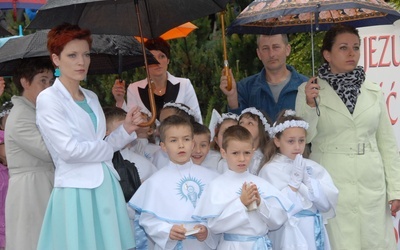 Dzieci pierwszokomunijne czekają na obraz Pana Jezusa w Moszczenicy
