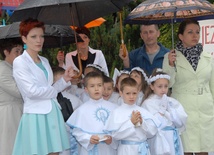 Dzieci pierwszokomunijne czekają na obraz Pana Jezusa w Moszczenicy